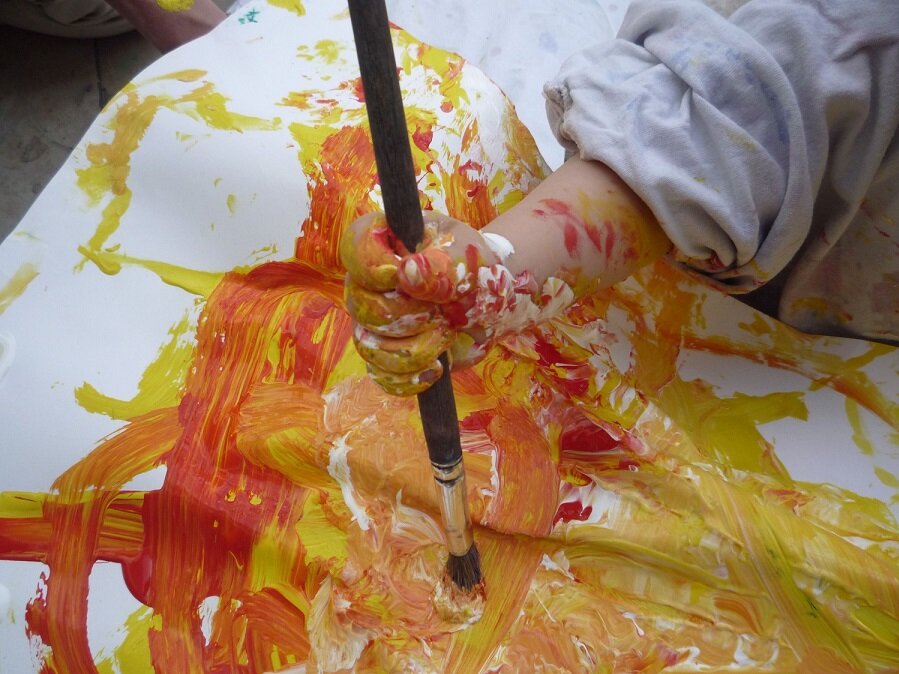 Kind malt Bild mit Wasserfarben