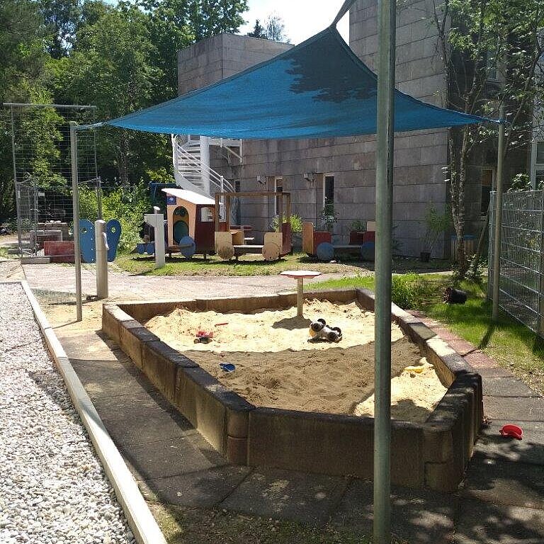 Sandkasten in Form eines Bootes